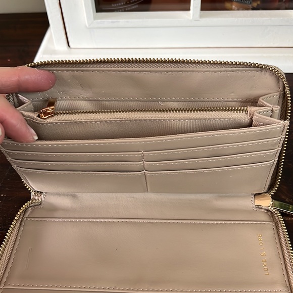 Beautiful 🌸 LOVE & LORE ZIP AROUND WALLET - Picture 4 of 9